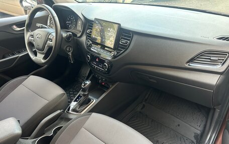 Hyundai Solaris II рестайлинг, 2021 год, 1 630 000 рублей, 8 фотография