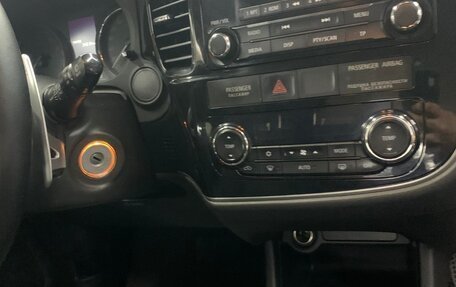 Mitsubishi Outlander III рестайлинг 3, 2013 год, 1 050 000 рублей, 13 фотография