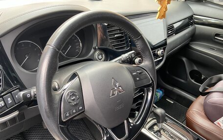 Mitsubishi Outlander III рестайлинг 3, 2020 год, 2 360 000 рублей, 7 фотография