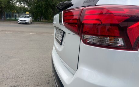 Mitsubishi Outlander III рестайлинг 3, 2020 год, 2 360 000 рублей, 8 фотография