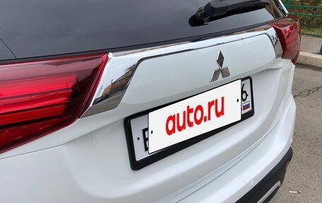 Mitsubishi Outlander III рестайлинг 3, 2020 год, 2 360 000 рублей, 5 фотография