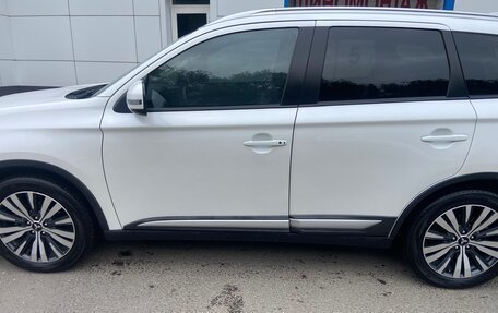 Mitsubishi Outlander III рестайлинг 3, 2020 год, 2 360 000 рублей, 11 фотография