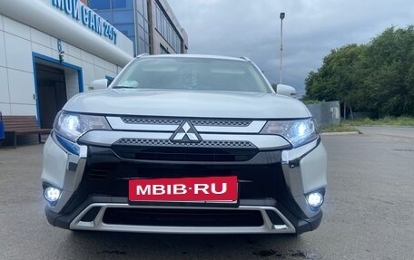 Mitsubishi Outlander III рестайлинг 3, 2020 год, 2 360 000 рублей, 13 фотография