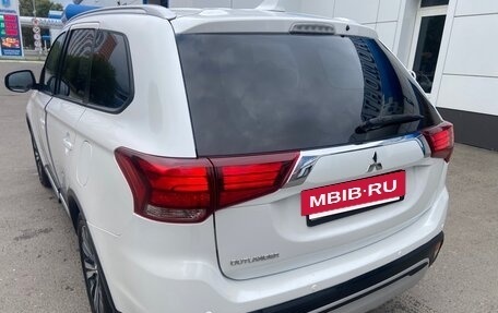Mitsubishi Outlander III рестайлинг 3, 2020 год, 2 360 000 рублей, 10 фотография