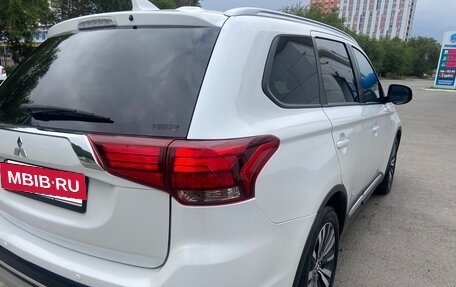 Mitsubishi Outlander III рестайлинг 3, 2020 год, 2 360 000 рублей, 9 фотография