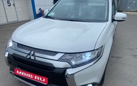 Mitsubishi Outlander III рестайлинг 3, 2020 год, 2 360 000 рублей, 12 фотография