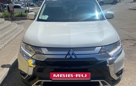 Mitsubishi Outlander III рестайлинг 3, 2020 год, 2 360 000 рублей, 16 фотография