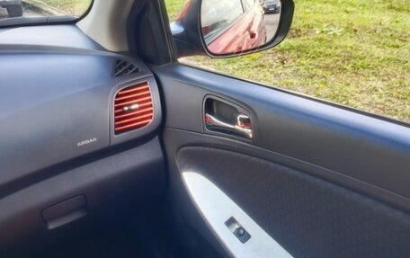 Hyundai Solaris II рестайлинг, 2012 год, 900 000 рублей, 30 фотография