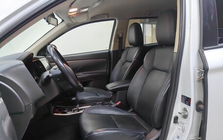 Mitsubishi Outlander III рестайлинг 3, 2019 год, 1 999 000 рублей, 5 фотография