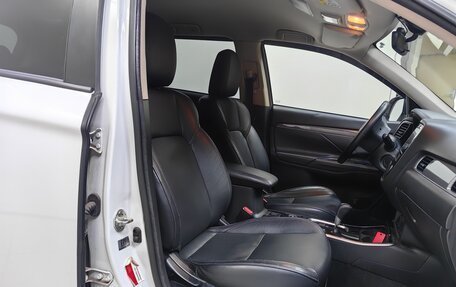 Mitsubishi Outlander III рестайлинг 3, 2019 год, 1 999 000 рублей, 6 фотография