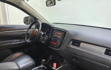 Mitsubishi Outlander III рестайлинг 3, 2019 год, 1 999 000 рублей, 12 фотография