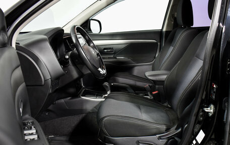 Mitsubishi Outlander III рестайлинг 3, 2017 год, 1 925 000 рублей, 10 фотография