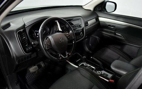 Mitsubishi Outlander III рестайлинг 3, 2017 год, 1 925 000 рублей, 9 фотография