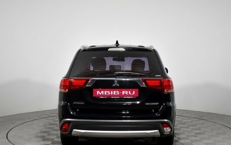 Mitsubishi Outlander III рестайлинг 3, 2017 год, 1 925 000 рублей, 6 фотография