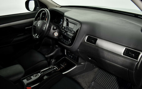 Mitsubishi Outlander III рестайлинг 3, 2017 год, 1 925 000 рублей, 13 фотография