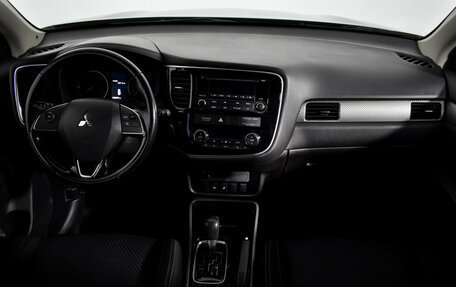 Mitsubishi Outlander III рестайлинг 3, 2017 год, 1 925 000 рублей, 14 фотография