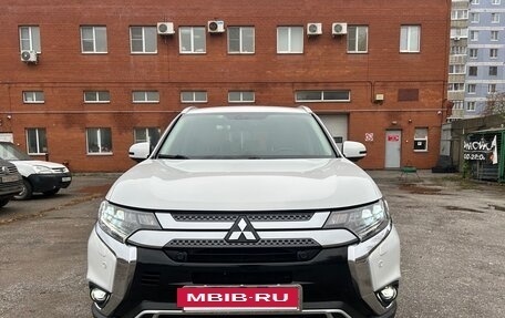 Mitsubishi Outlander III рестайлинг 3, 2019 год, 2 350 000 рублей, 2 фотография