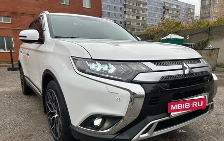 Mitsubishi Outlander III рестайлинг 3, 2019 год, 2 350 000 рублей, 3 фотография
