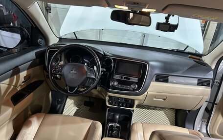 Mitsubishi Outlander III рестайлинг 3, 2019 год, 2 350 000 рублей, 11 фотография