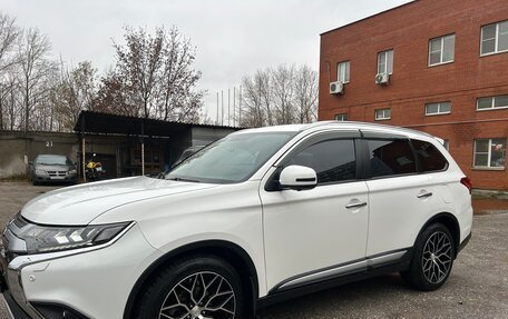Mitsubishi Outlander III рестайлинг 3, 2019 год, 2 350 000 рублей, 10 фотография