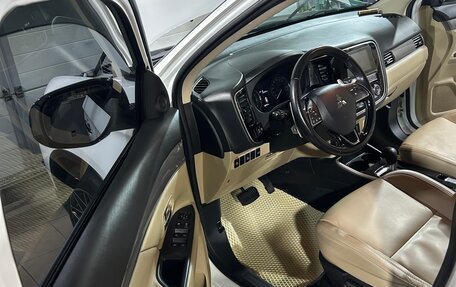 Mitsubishi Outlander III рестайлинг 3, 2019 год, 2 350 000 рублей, 12 фотография