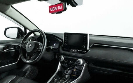 Toyota RAV4, 2021 год, 3 550 000 рублей, 9 фотография