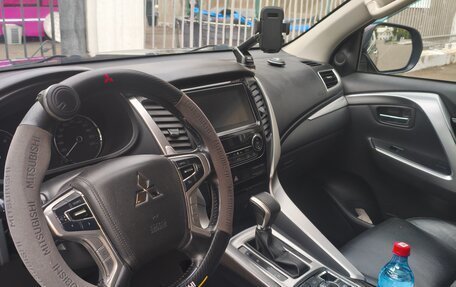 Mitsubishi Pajero Sport III рестайлинг, 2018 год, 2 300 000 рублей, 8 фотография