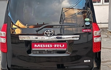 Toyota Noah III, 2013 год, 1 580 000 рублей, 2 фотография