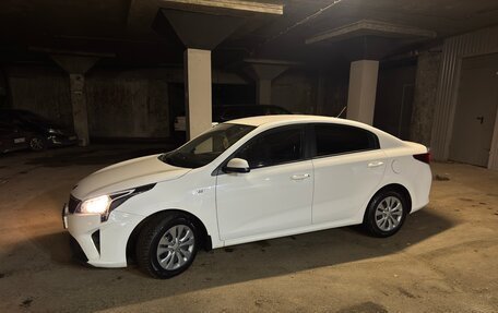 KIA Rio IV, 2021 год, 1 570 000 рублей, 1 фотография