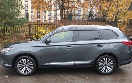 Mitsubishi Outlander III рестайлинг 3, 2019 год, 2 000 000 рублей, 4 фотография