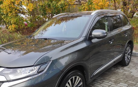 Mitsubishi Outlander III рестайлинг 3, 2019 год, 2 000 000 рублей, 3 фотография