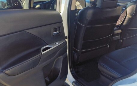 Mitsubishi Outlander III рестайлинг 3, 2015 год, 2 150 000 рублей, 13 фотография