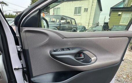 Toyota Yaris, 2021 год, 1 030 777 рублей, 21 фотография