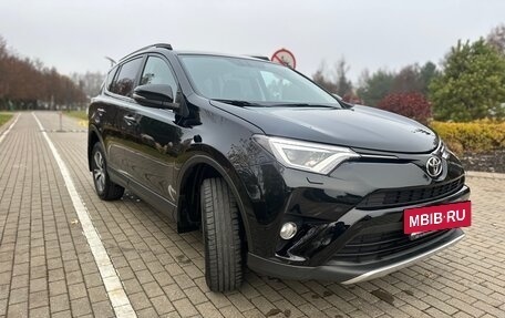 Toyota RAV4, 2017 год, 2 000 000 рублей, 2 фотография