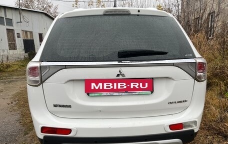 Mitsubishi Outlander III рестайлинг 3, 2014 год, 1 250 000 рублей, 2 фотография