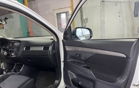 Mitsubishi Outlander III рестайлинг 3, 2014 год, 1 250 000 рублей, 10 фотография