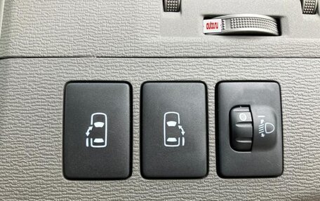 Toyota ISis I, 2013 год, 900 000 рублей, 20 фотография