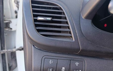 Hyundai Solaris II рестайлинг, 2013 год, 860 000 рублей, 10 фотография