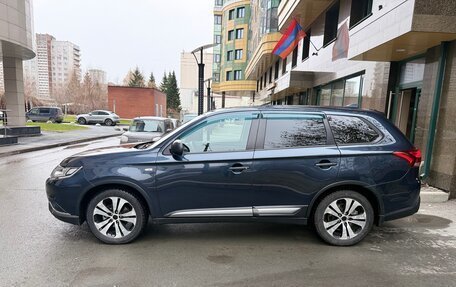 Mitsubishi Outlander III рестайлинг 3, 2019 год, 1 599 999 рублей, 2 фотография