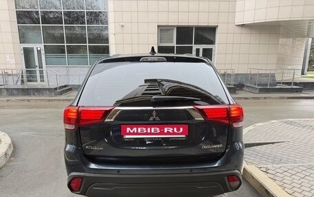 Mitsubishi Outlander III рестайлинг 3, 2019 год, 1 599 999 рублей, 6 фотография