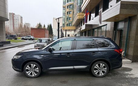 Mitsubishi Outlander III рестайлинг 3, 2019 год, 1 599 999 рублей, 14 фотография