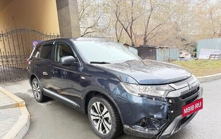 Mitsubishi Outlander III рестайлинг 3, 2019 год, 1 599 999 рублей, 10 фотография