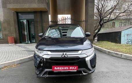 Mitsubishi Outlander III рестайлинг 3, 2019 год, 1 599 999 рублей, 12 фотография