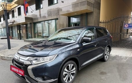 Mitsubishi Outlander III рестайлинг 3, 2019 год, 1 599 999 рублей, 13 фотография