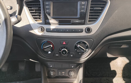 Hyundai Solaris II рестайлинг, 2017 год, 405 000 рублей, 15 фотография