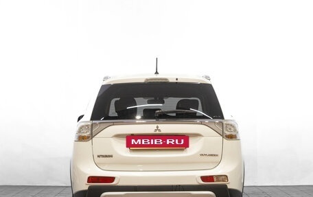 Mitsubishi Outlander III рестайлинг 3, 2014 год, 2 249 000 рублей, 6 фотография