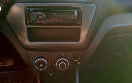 KIA Rio III рестайлинг, 2013 год, 700 000 рублей, 10 фотография