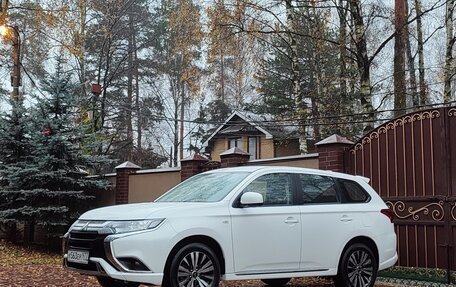 Mitsubishi Outlander III рестайлинг 3, 2022 год, 2 690 000 рублей, 2 фотография