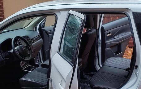 Mitsubishi Outlander III рестайлинг 3, 2022 год, 2 690 000 рублей, 8 фотография