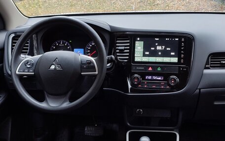Mitsubishi Outlander III рестайлинг 3, 2022 год, 2 690 000 рублей, 6 фотография